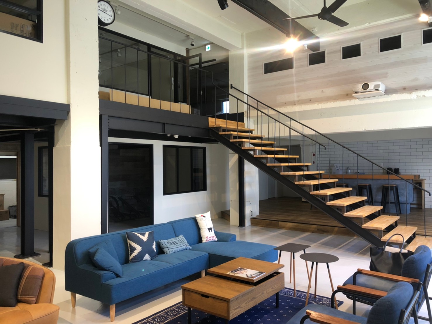 倉庫をおしゃれなワークスペース