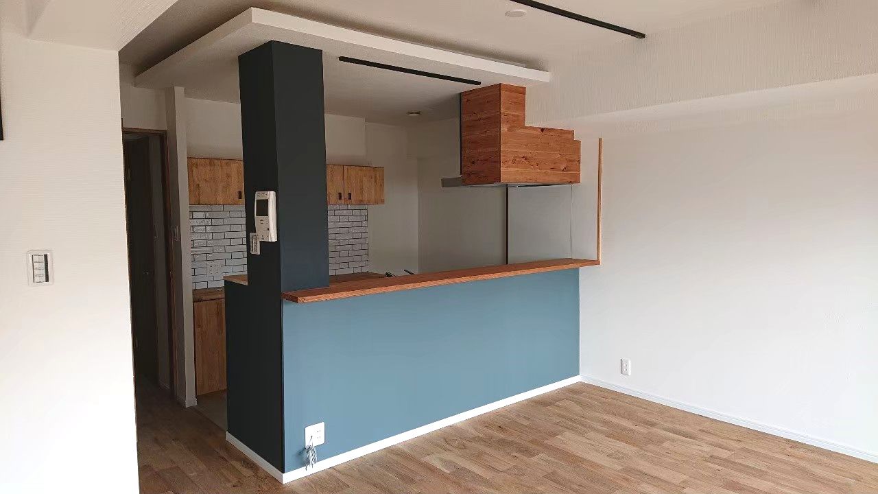 アクセントカラーと木の質感が落ち着くリビング